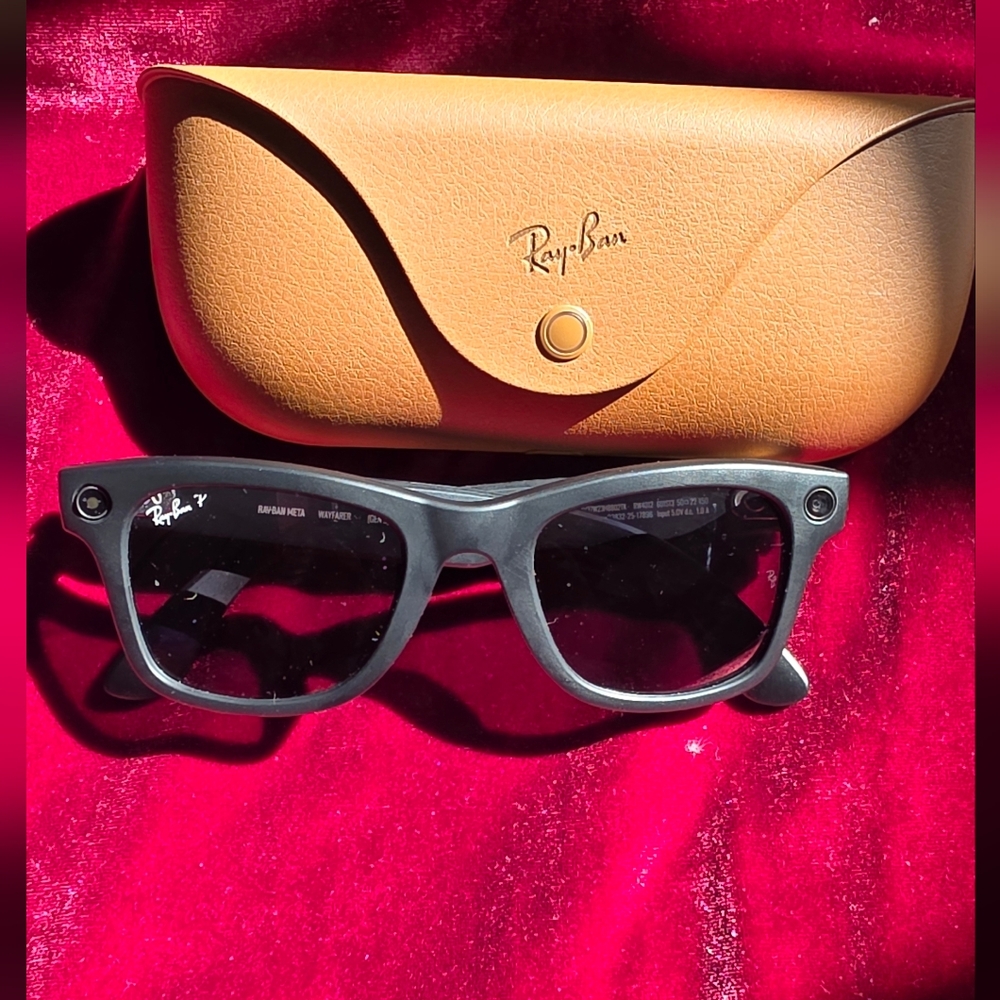 32GB Meta Ray-Ban Black Wayfarer Sunglasses with Tan Leather Charging Case